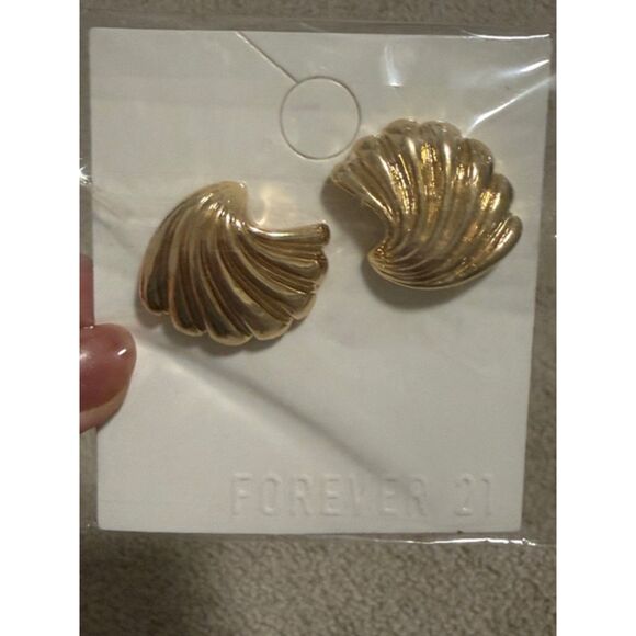 NWT Forever 21 Gold Tone Seashell Stud Earrings - Ocean Beach Summer Jewelry - Picture 2 of 3